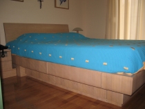 Легло и нощни шкафчета за спалня, изработени от МДФ с естествен фурнир дъб.